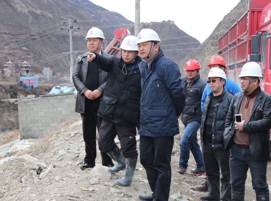 电建水电开发公司总经理杜学泽察看公司项目工程建设情况