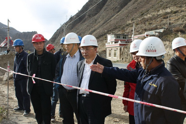 荣其富董事长察看流域项目工程建设情况