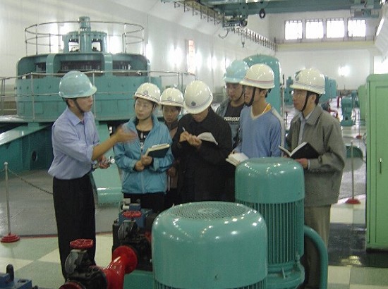 公司员工在兄弟单位考察学习
